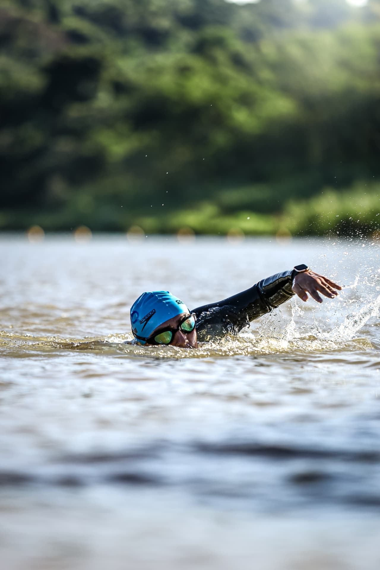 Triatleta na natação de águas abertas