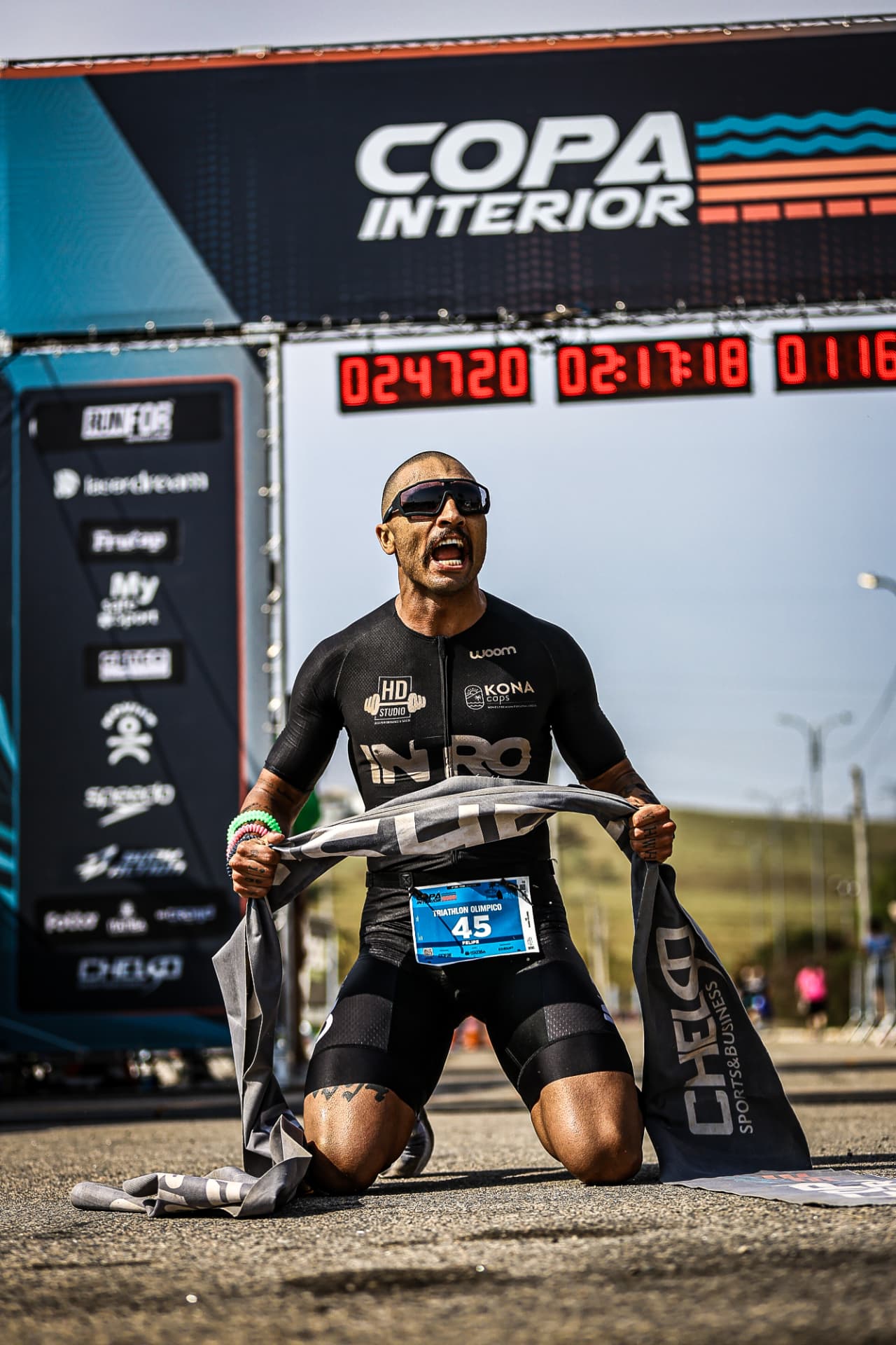 Triatleta aos gritos na chegada da Copa Interior