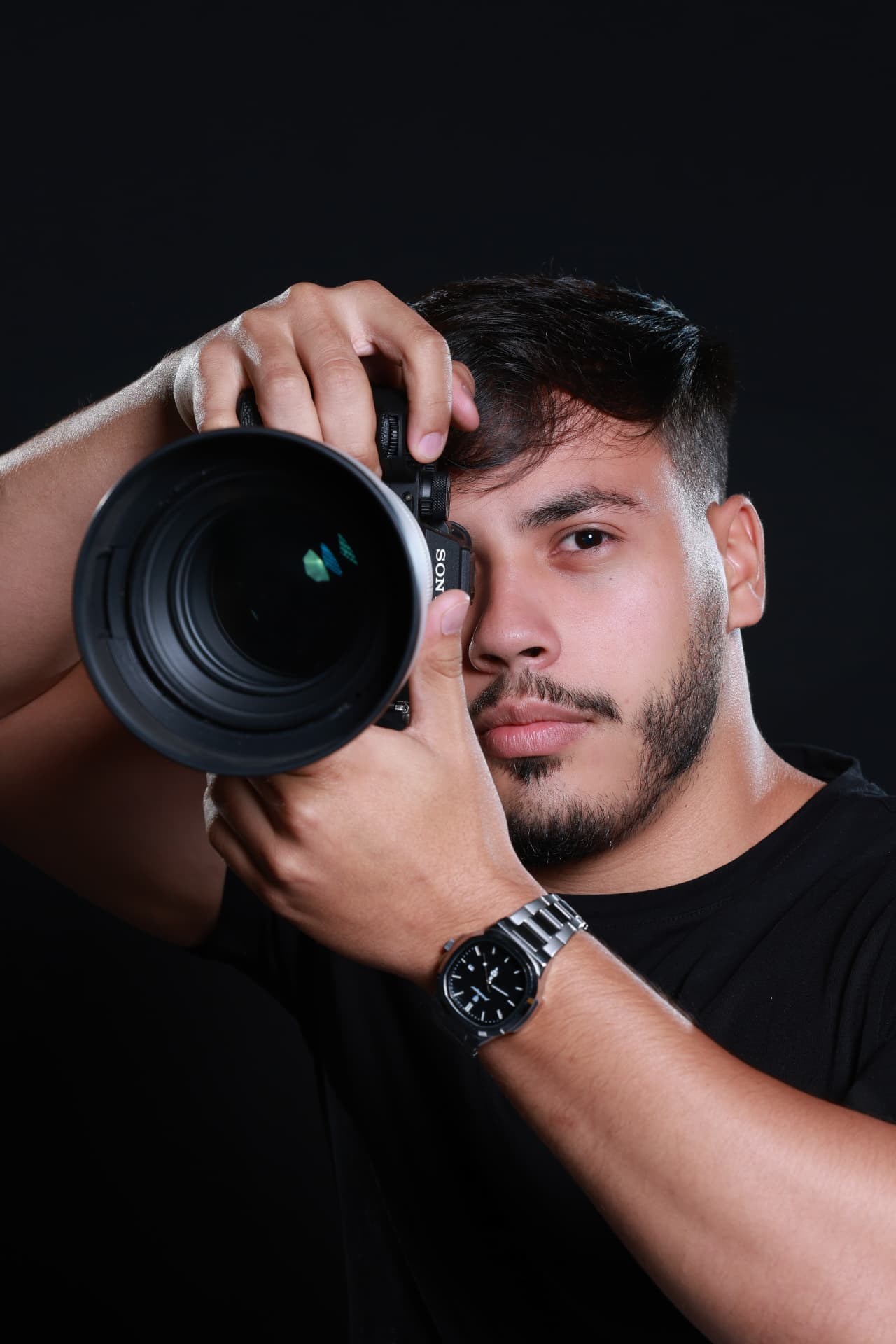 Lucas Praxedes fotografando através da lente da câmera