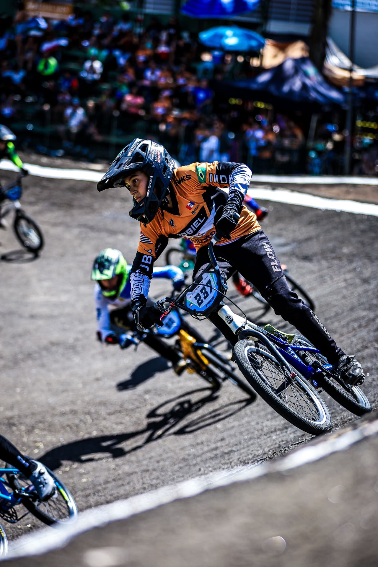 Ciclista de BMX na curva da pista de competição