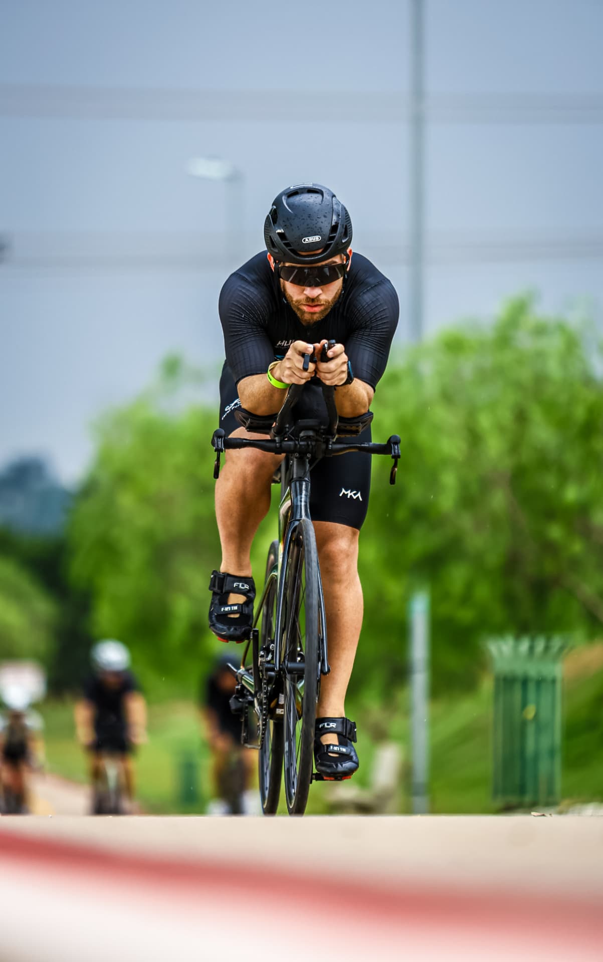 Triatleta na bike de contrarrelógio