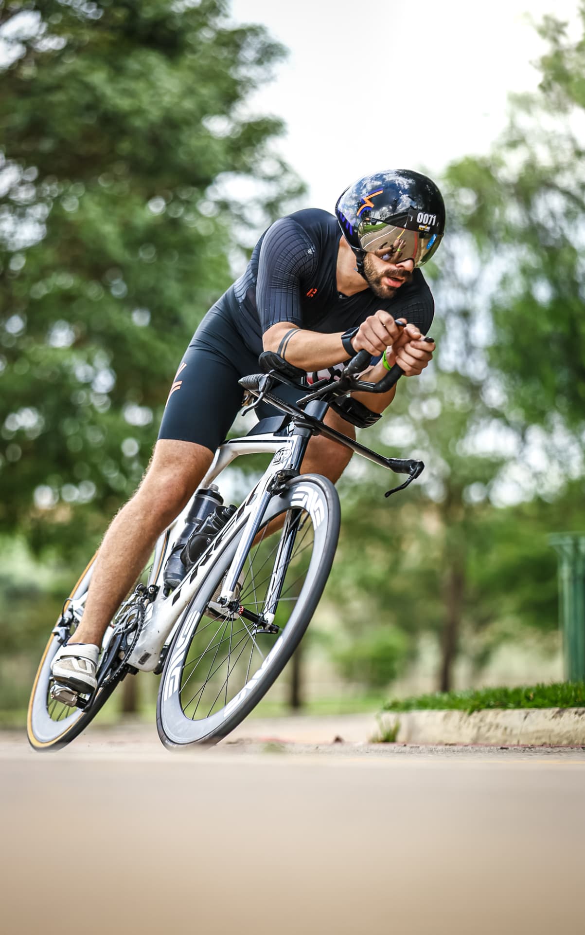Ciclista de triathlon em alta velocidade no contrarrelógio