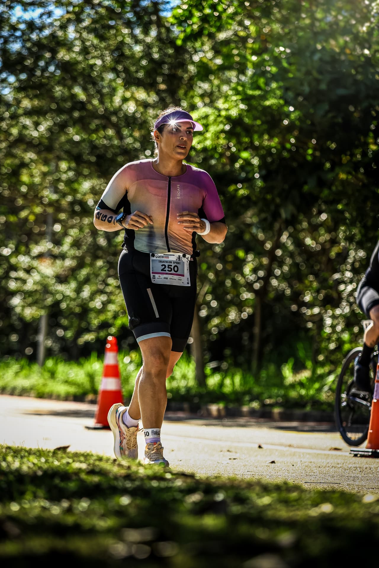 Triatleta em trecho de corrida da prova