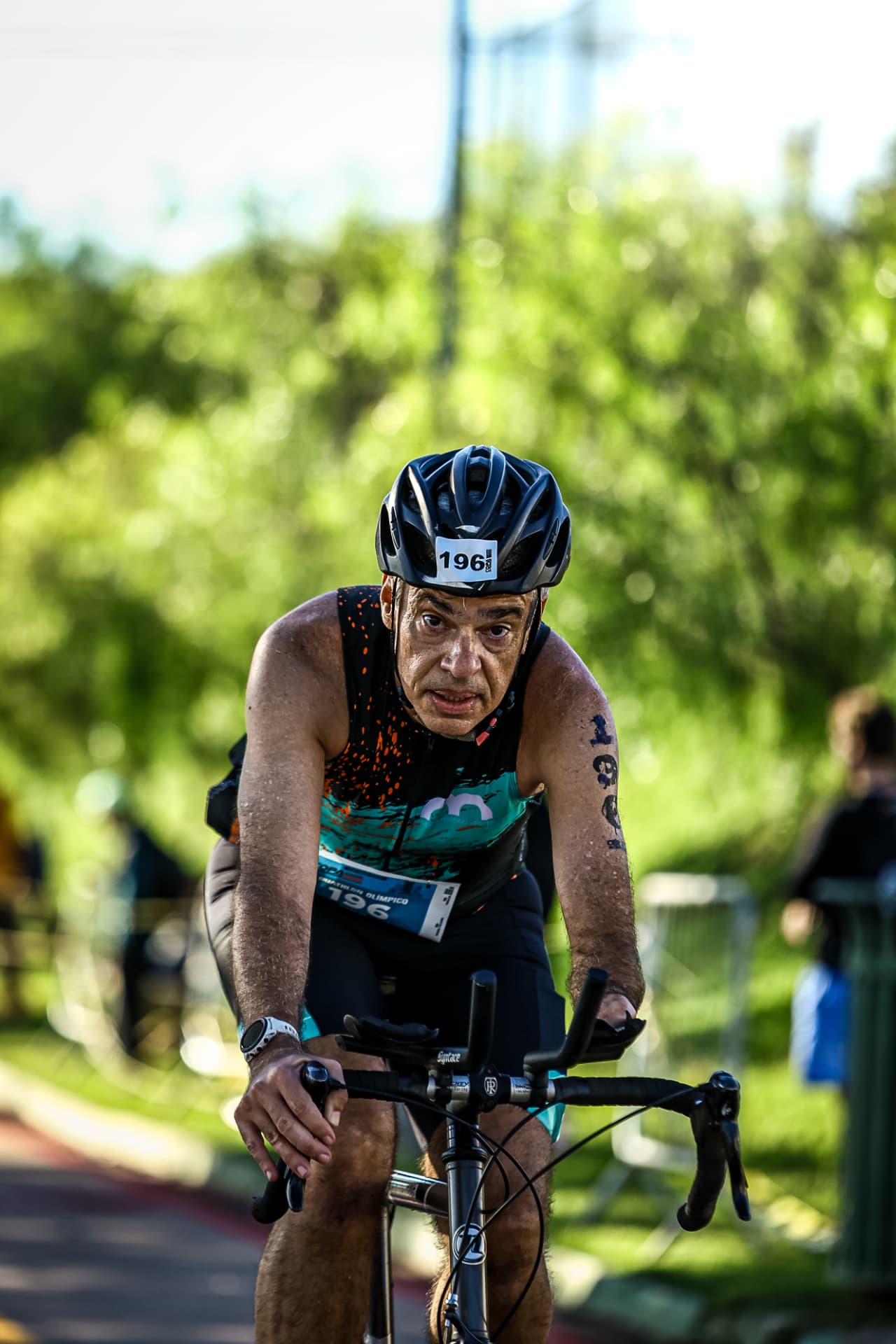 Triatleta pedalando no trecho de ciclismo