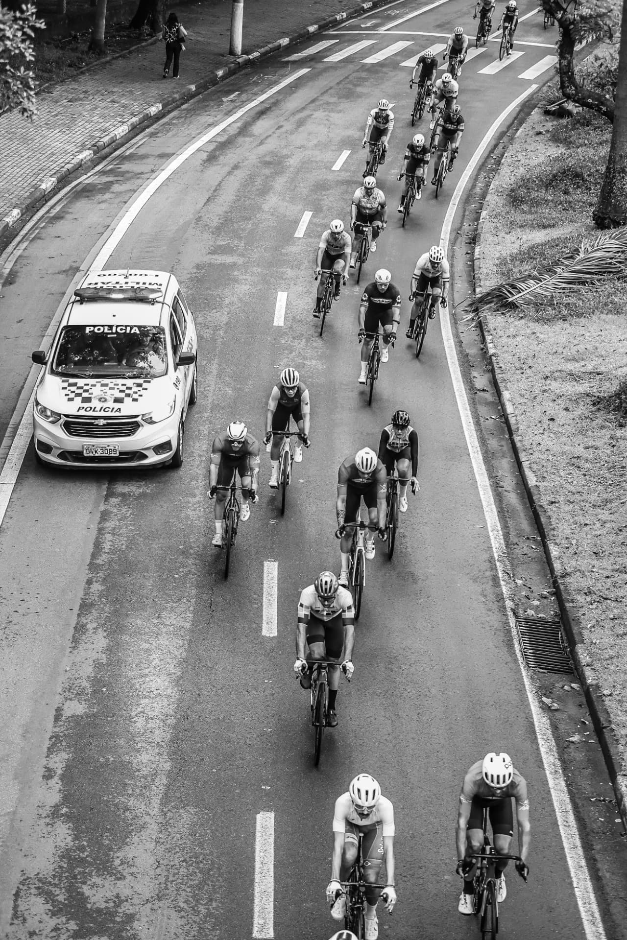 Pelotão de ciclismo visto de cima, em preto e branco