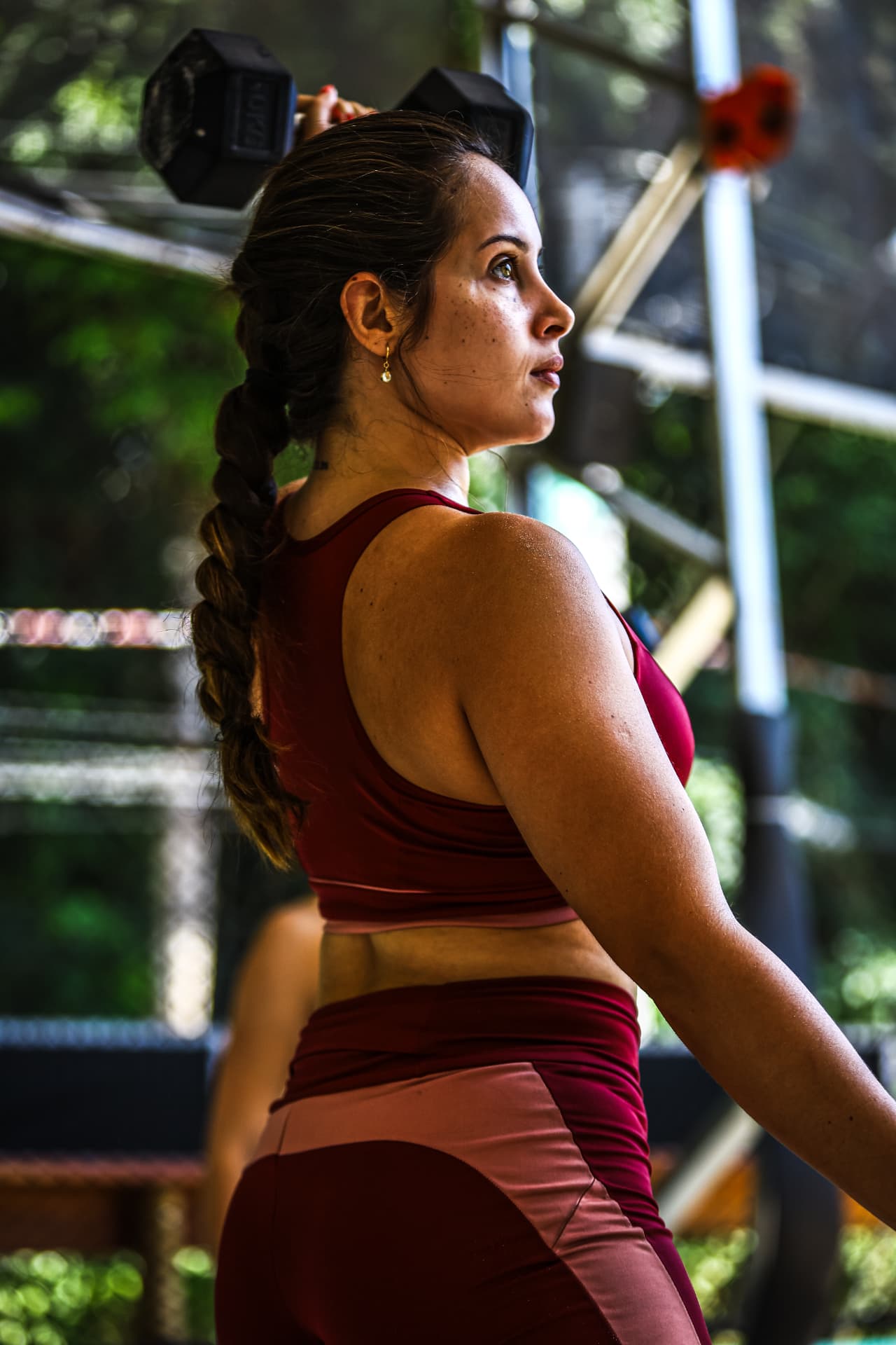 Atleta em treino de força na academia