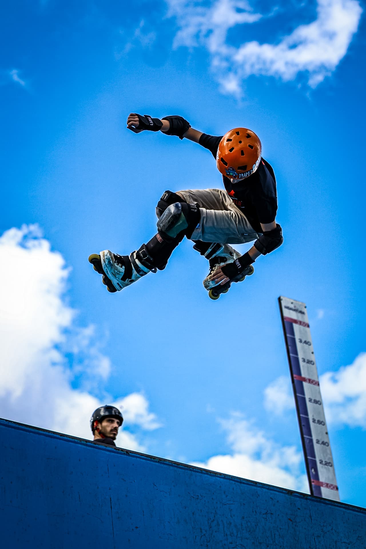 Patins vert em salto alto contra o céu