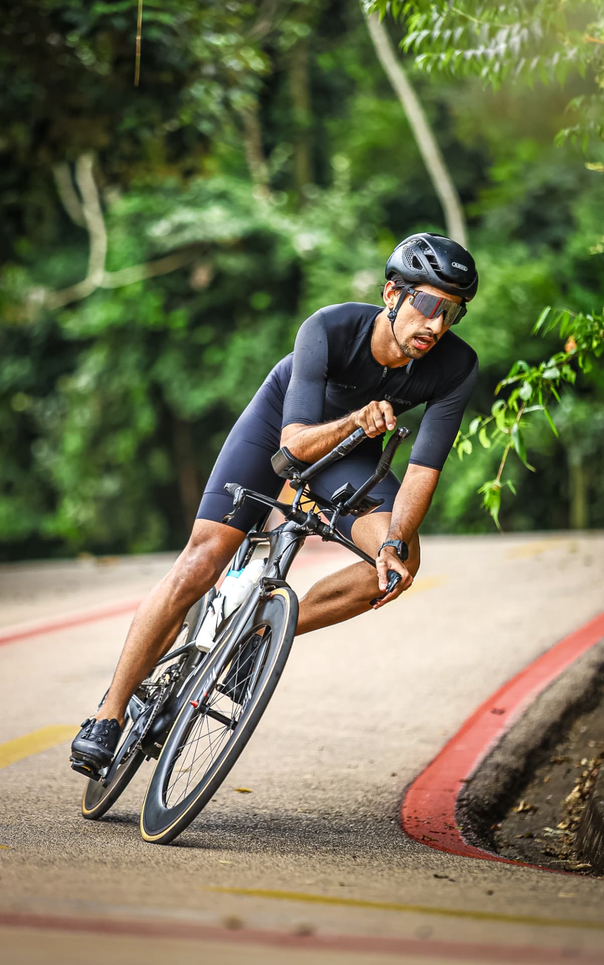 Ciclista em descida de prova